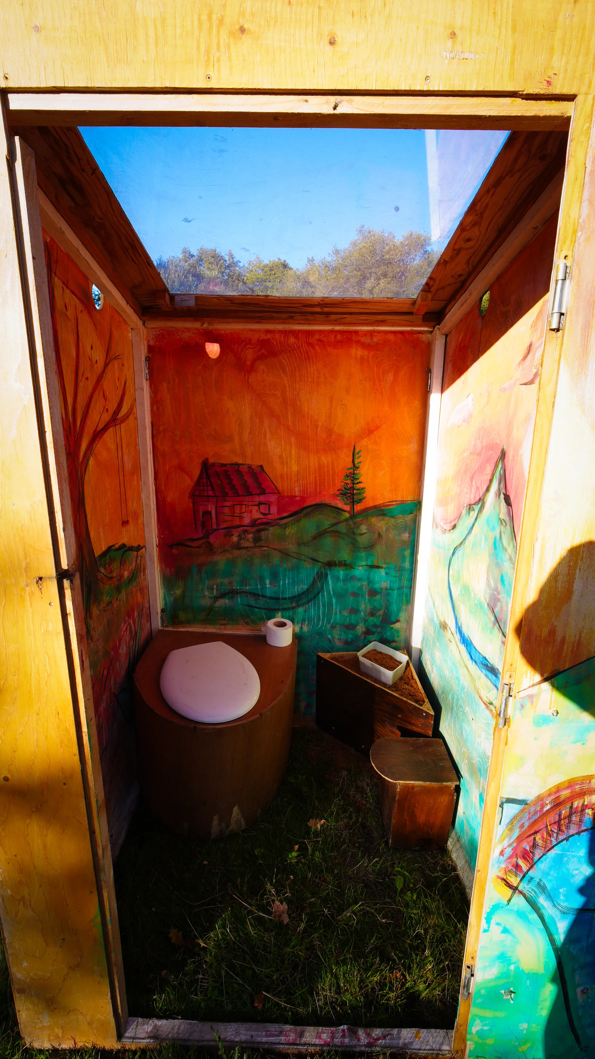 Cabine solo de toilette sèche en bois sur un site naturel